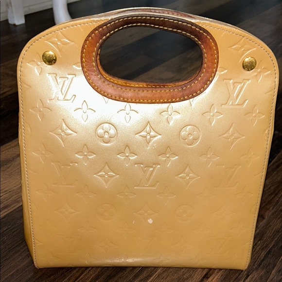 LOUIS VUITTON Gold Tote with Iconic Embossed Design - Picture 2 of 14